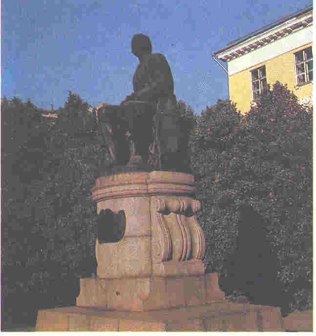 Monumento de M.V.Lomonosov antaŭ la malnova konstruaĵo de la universitato (skulptisto I.I.Kozlovskij, jaro 1957)