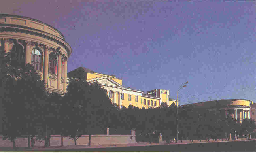 Aŭditoria konstruaĵo (arkitektoj E.D.Tjurin, jaroj 1832-1835, K.M.Bikovskij,jaroj 1901-1904) kaj biblioteko de la universitato (arkitekto K.M.Bikovskij, jaroj 1896-1901)