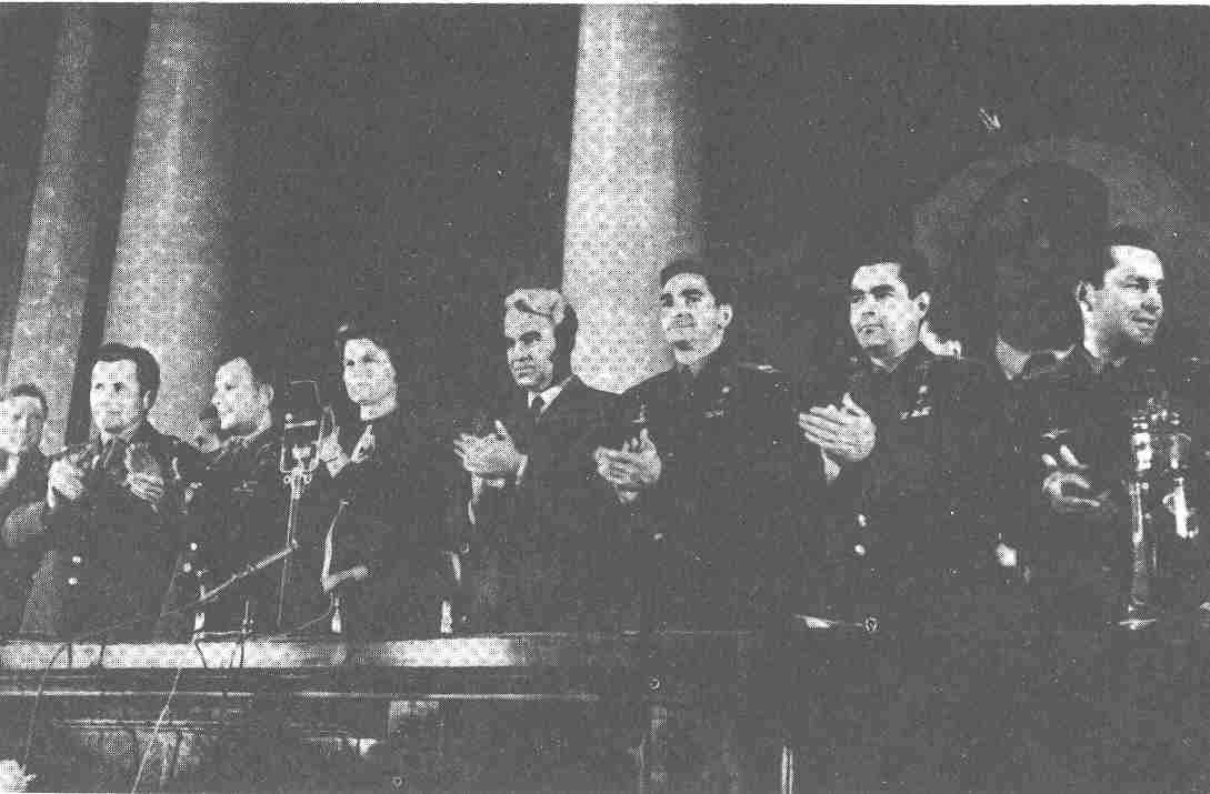 Konferenco por gazetaro de sovetiaj kosmonaŭtoj en Solenejo de MŜU, jaro 1963 [la tria de maldekstre estas Jurij Gagarin]